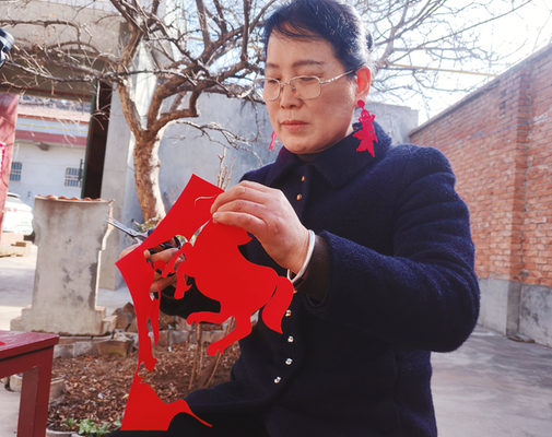 【宝鸡日报】陈仓剪纸 裁得红花报早春